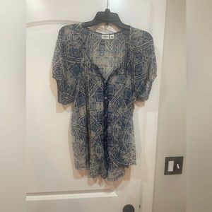 Lightweight flowing top